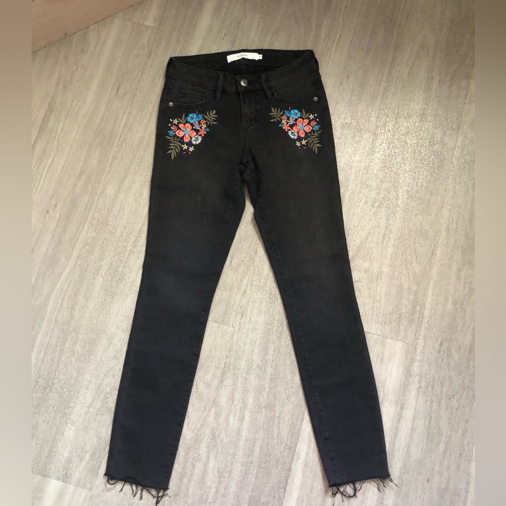NWOT Hidden Amelia black skinny jeans featuring a floral accent embroidery sz 24